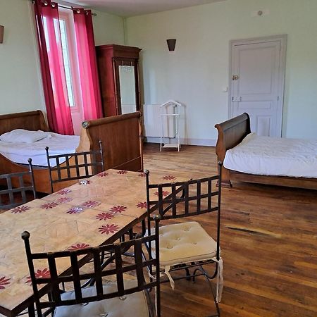Les Chambres Du Cheval Blanc Allassac Exterior foto