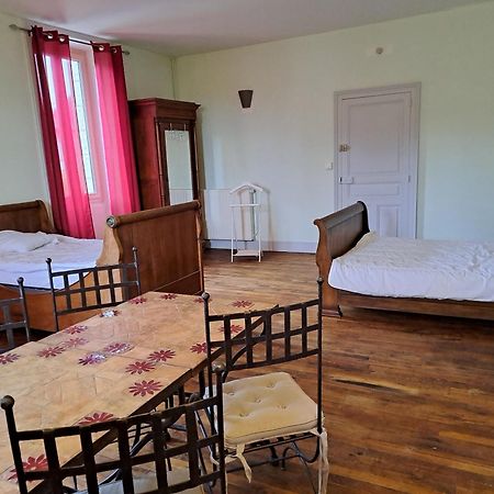 Les Chambres Du Cheval Blanc Allassac Exterior foto