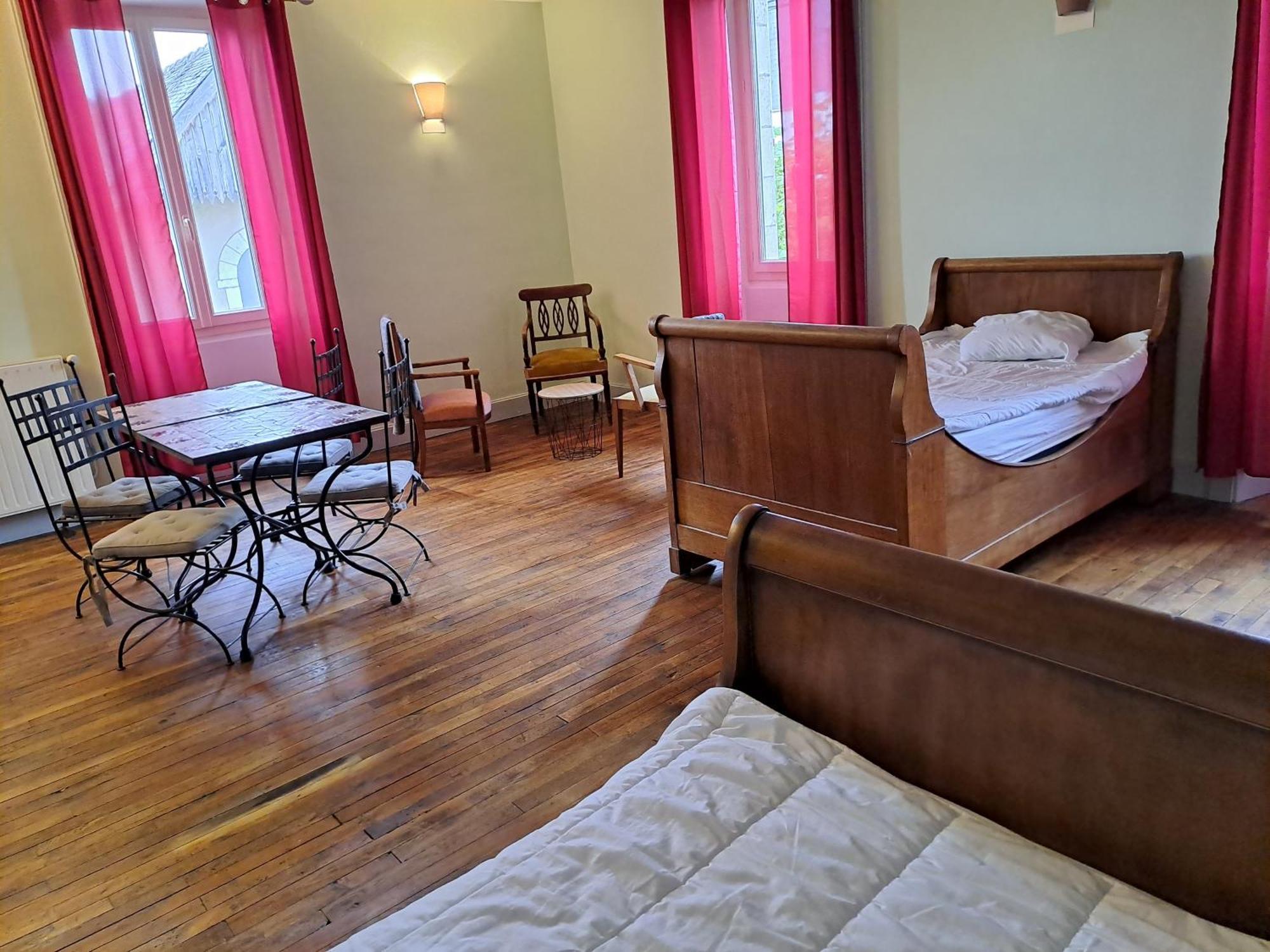 Les Chambres Du Cheval Blanc Allassac Exterior foto